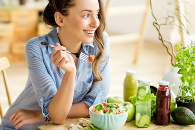 Правильное питание: девушка ест салат из овощей